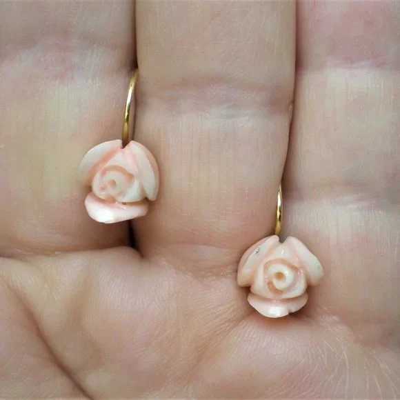18K 750 Gold Carved Angel Skin Pink White Coral Rose Flower Leverback Earrings